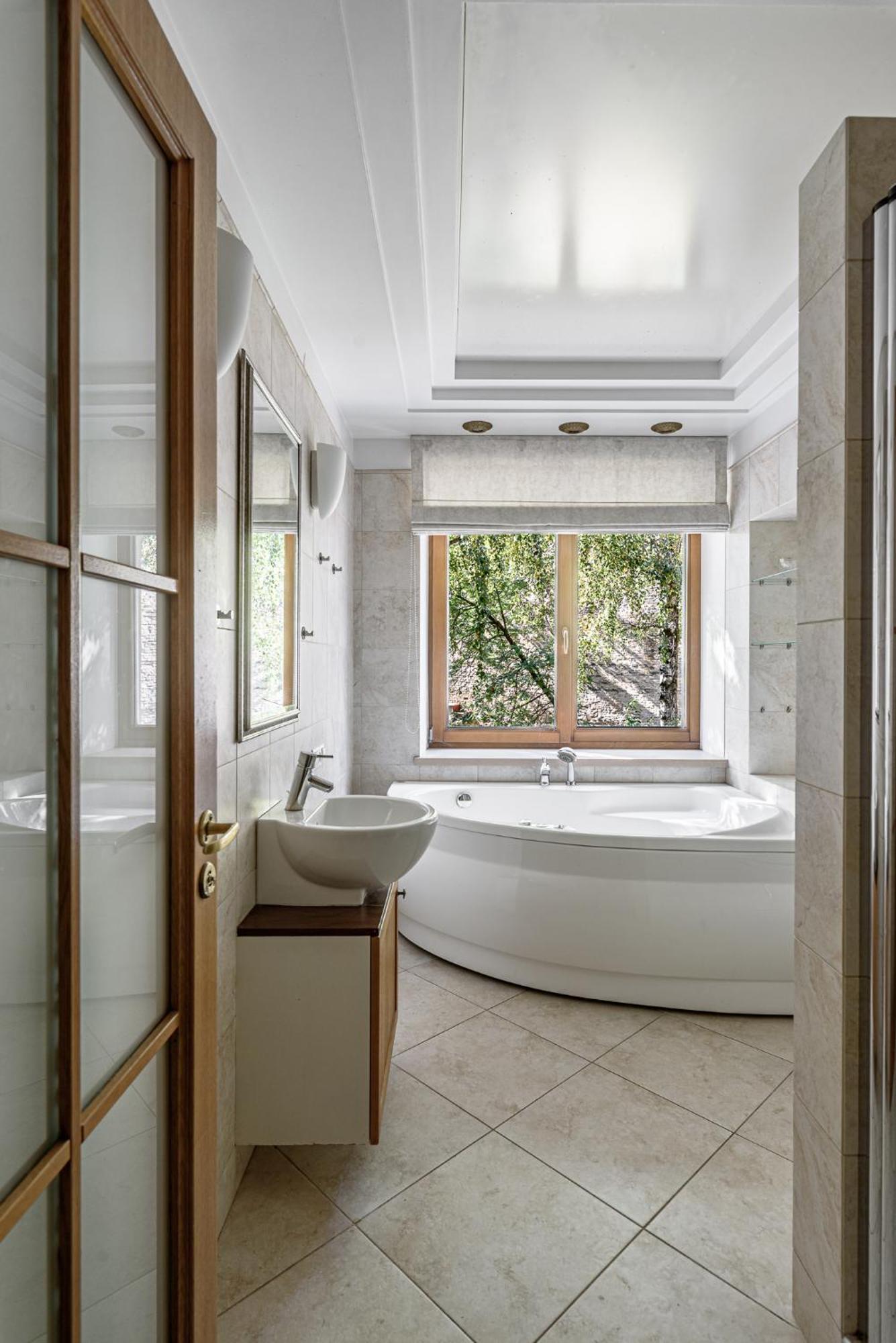 Jacuzzi Apartments X Free Parking X Self Check-In 24X7 By H&H Вильнюс Экстерьер фото