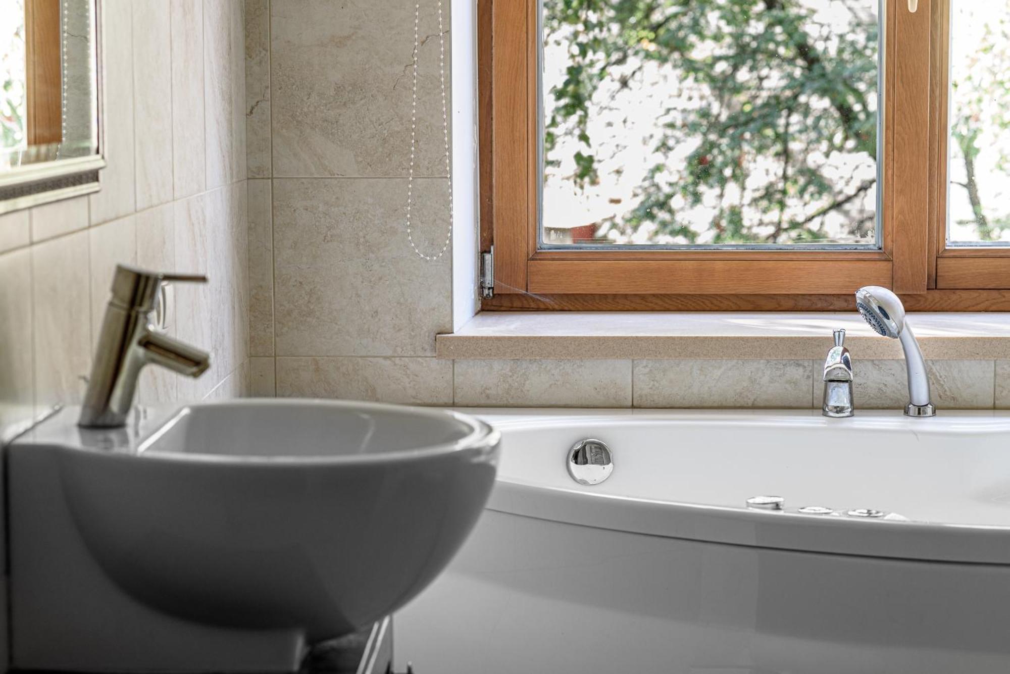 Jacuzzi Apartments X Free Parking X Self Check-In 24X7 By H&H Вильнюс Экстерьер фото